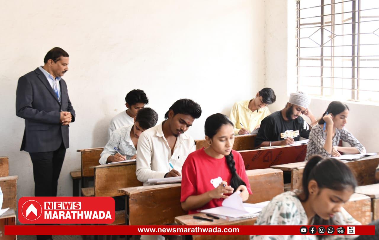 जिल्हाधिकारी दिलीप स्वामी अचानक परीक्षा केंद्रावर