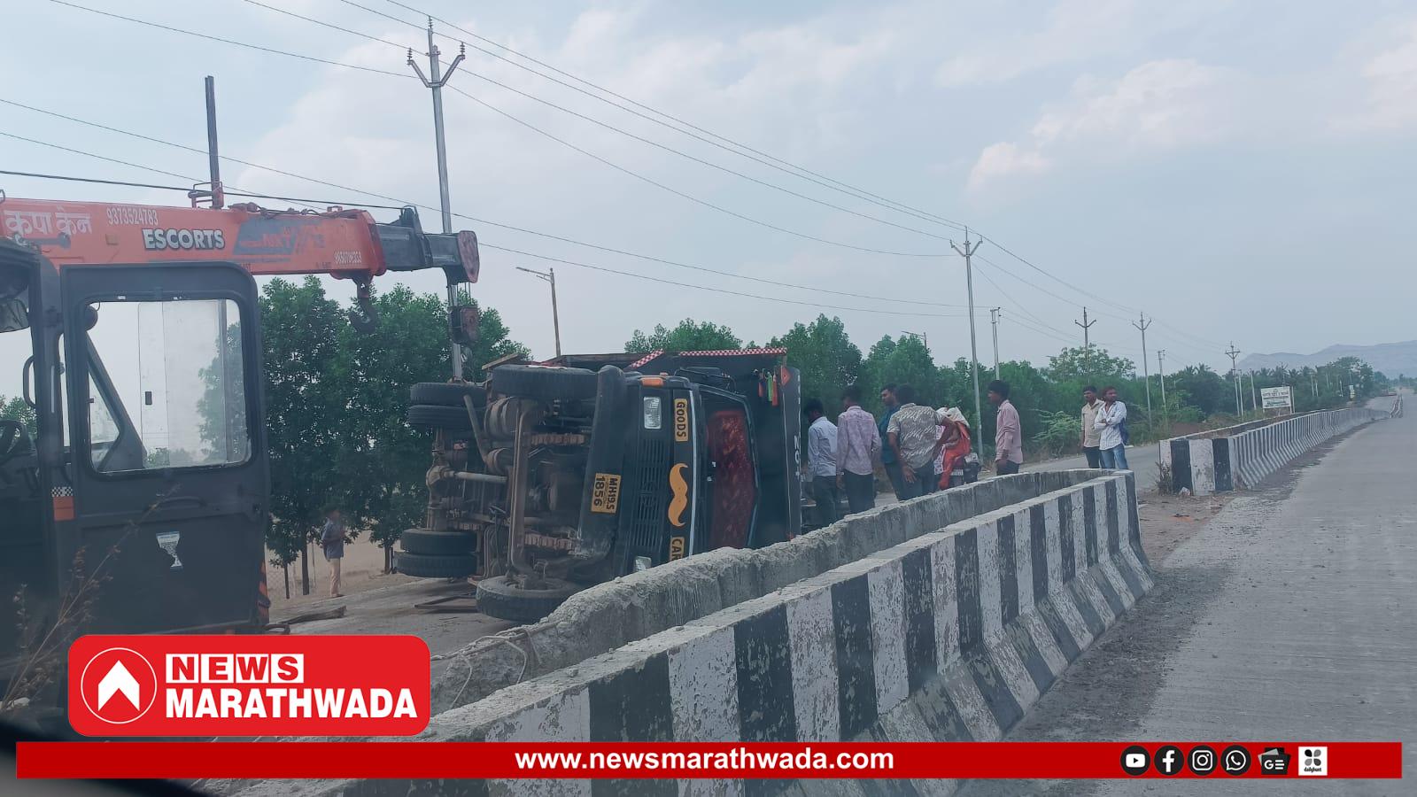 करोडीमध्ये DJ ट्रक रस्त्याच्या मध्यभागी पलटी; अर्धा तास वाहतूक ठप्प