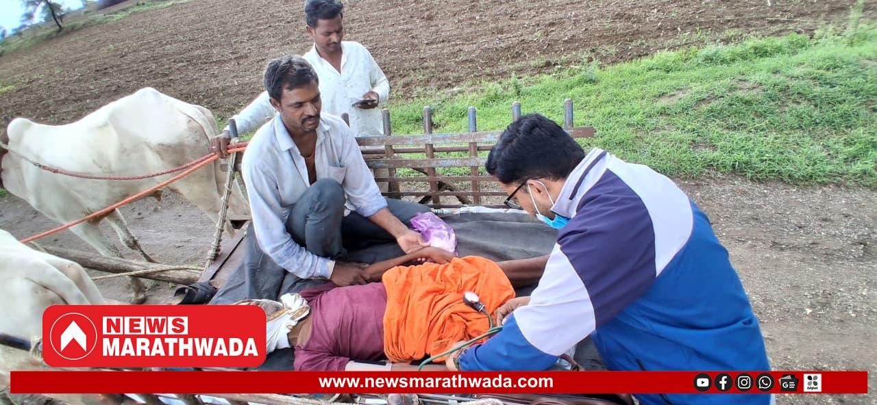 हतनूर–रुईखेडा चिखलमय रस्त्यामुळे रुग्णाला बैलगाडीतून नेण्याची वेळ; पावसात मुलाची जीवाची कसरत